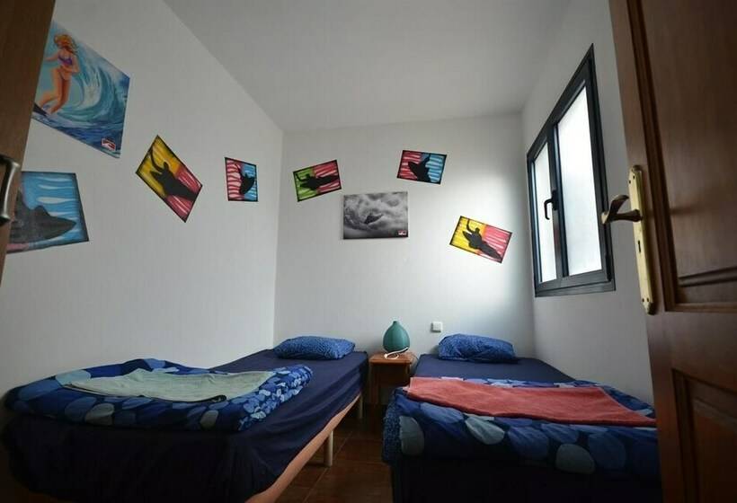 اتاق استاندارد با سرویس بهداشتی مشترک, Red Star Surf   Hostel