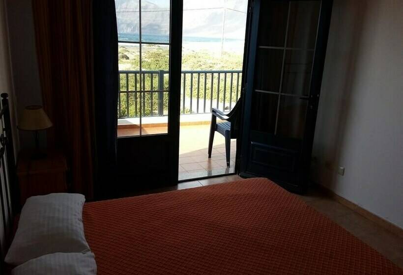اتاق استاندارد با سرویس بهداشتی مشترک, Red Star Surf   Hostel