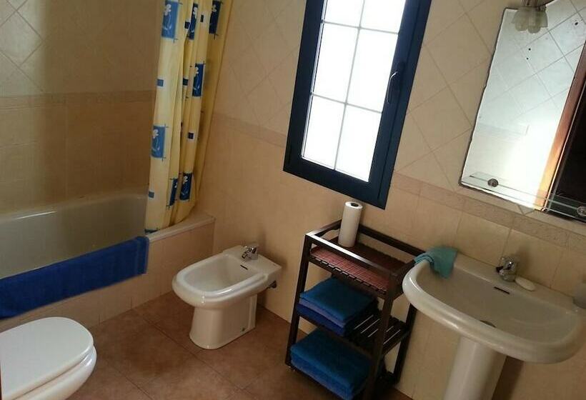 اتاق استاندارد با سرویس بهداشتی مشترک, Red Star Surf   Hostel