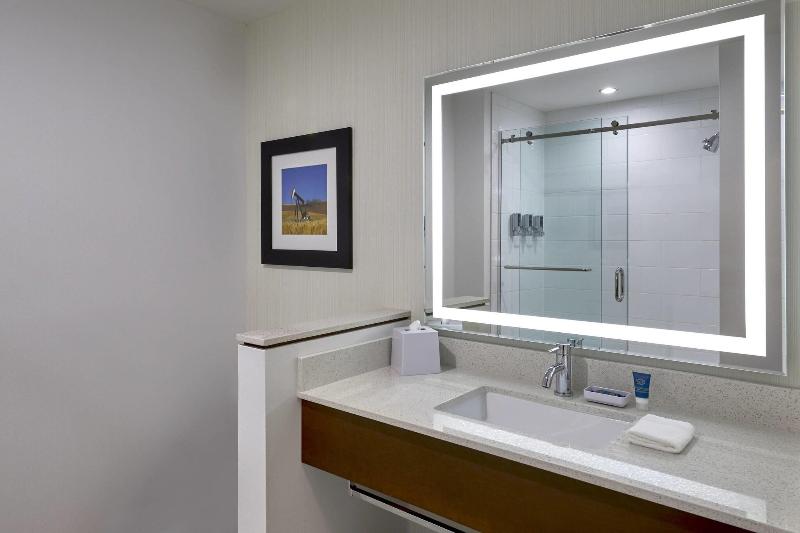 Номер Стандартный Кровать Куин, Four Points By Sheraton Grande Prairie