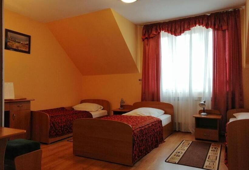 اتاق استاندارد سه نفره, Grodzki