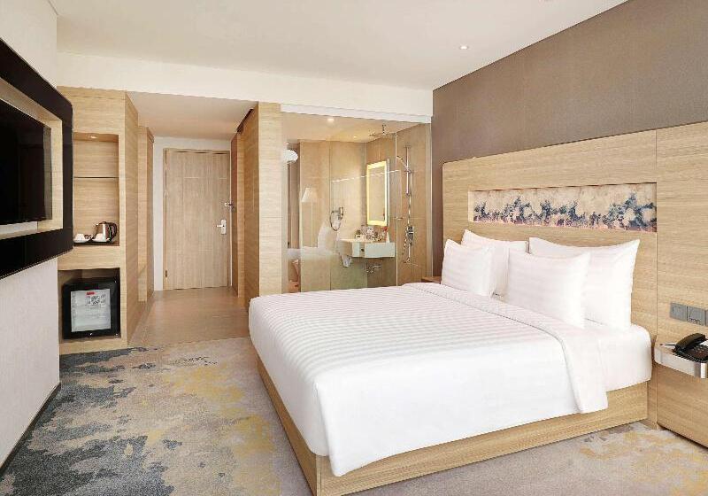 带大床的高级房间, Novotel Samator Surabaya Timur