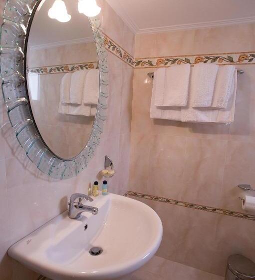 اتاق استاندارد چهار تخته, Urania