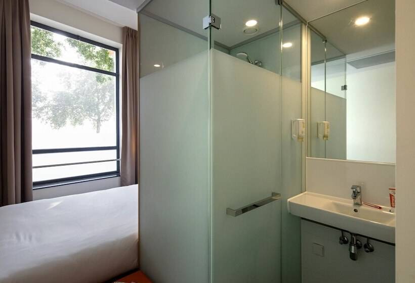 Номер Basic, Easyhotel Maastricht City Centre