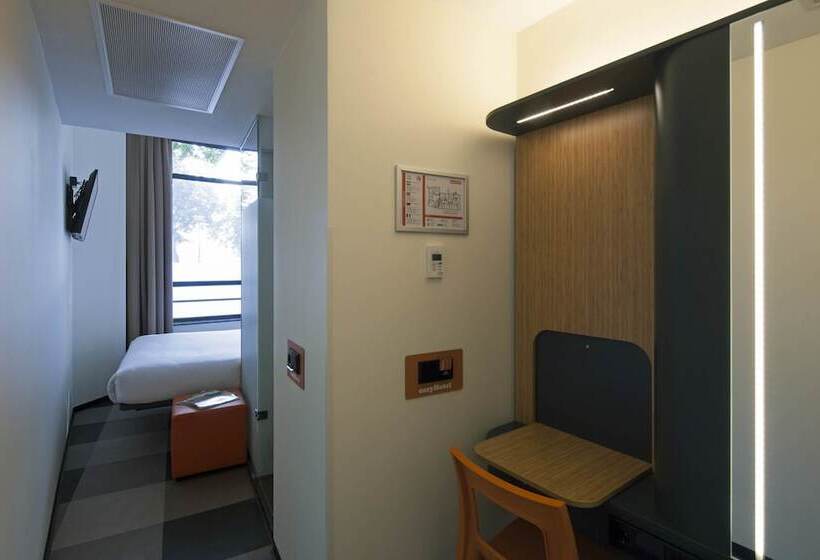 Номер Basic, Easyhotel Maastricht City Centre