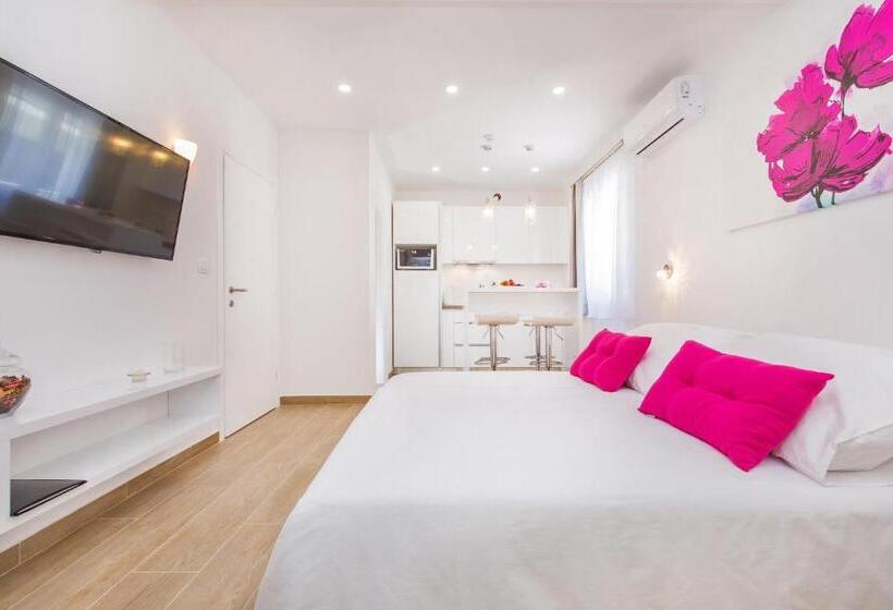استودیوی استاندارد, Boutique Flamingo B&b