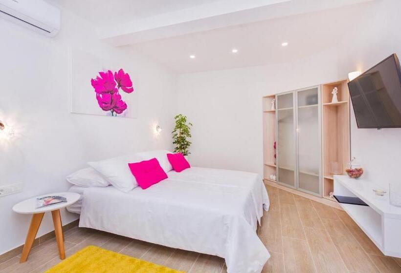استودیوی استاندارد, Boutique Flamingo B&b