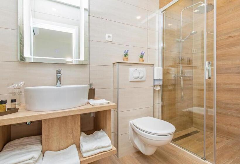 اتاق لوکس با بالکن, Boutique Flamingo B&b