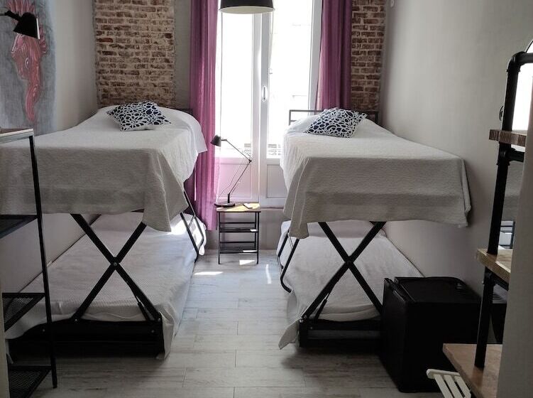 اتاق استاندارد چهار تخته, Hostal Hispalense