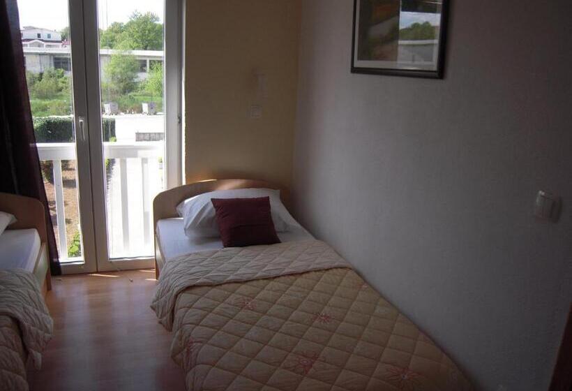 اتاق استاندارد یک نفره, Guest House Regina Mundi