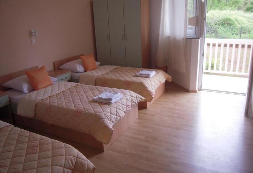 اتاق استاندارد سه نفره, Guest House Regina Mundi