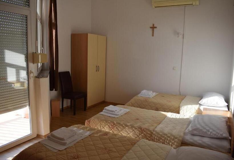 اتاق استاندارد سه تخته با بالکن, Guest House Regina Mundi