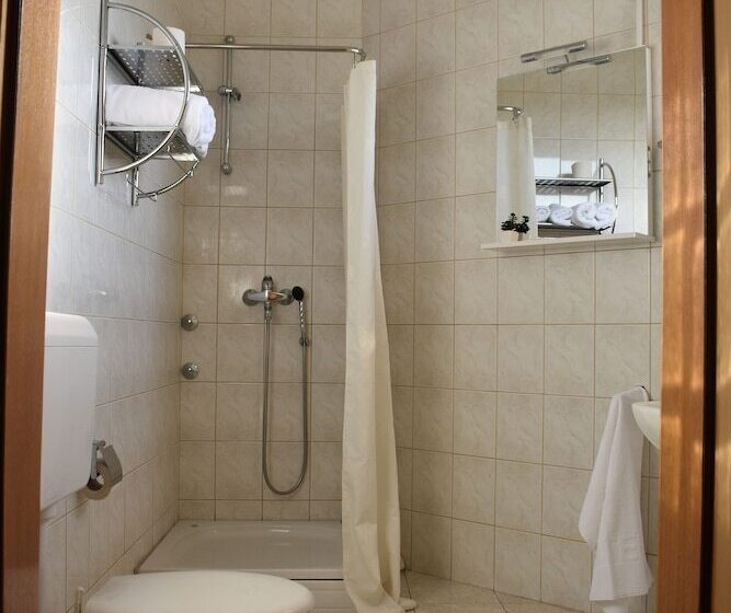 اتاق استاندارد سه نفره, Guest House Regina Mundi