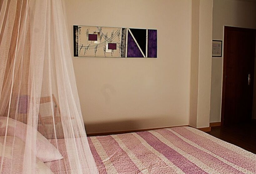 标准三人间, Hostal Anas