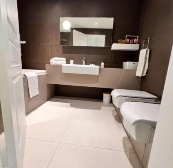 침실 2개 아파트, Arthur Properties   Montfleury