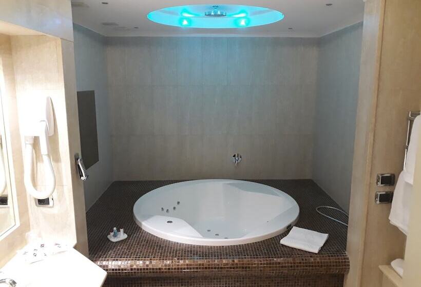 سوئیت با وان آب گرم, Motel Luna