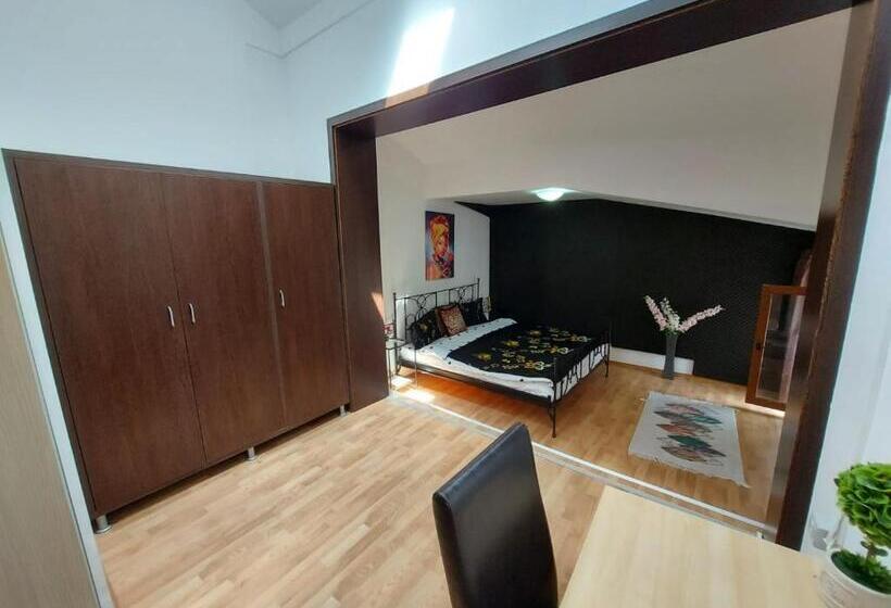 استودیوی لوکس, Happy Accomodation