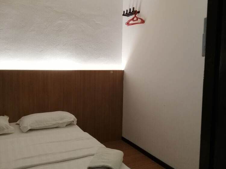Quarto Deluxe, Place2stay Simpang Tiga