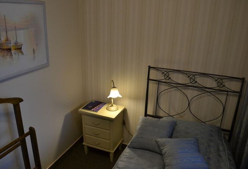 Quarto Estandar Individual, The Old Times