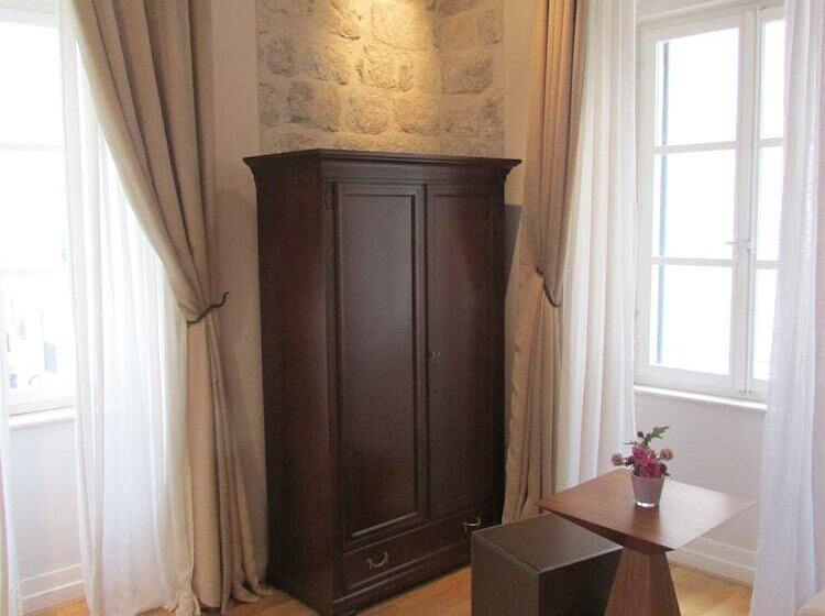 استودیوی لوکس, Blasius Residence