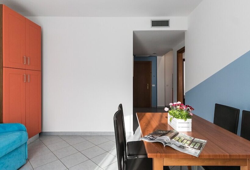 آپارتمان 1 خوابه با چشم‌انداز جانبی دریا, Residence Il Poggio