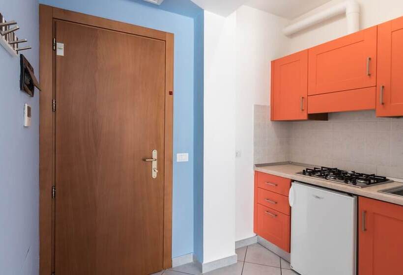 آپارتمان 1 خوابه با چشم‌انداز جانبی دریا, Residence Il Poggio