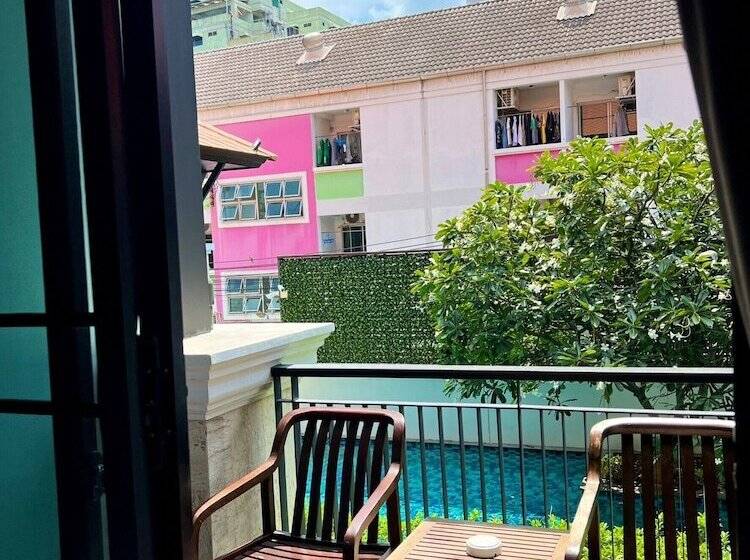 اتاق استاندارد با چشم‌انداز استخر, Yotaka Bangkok