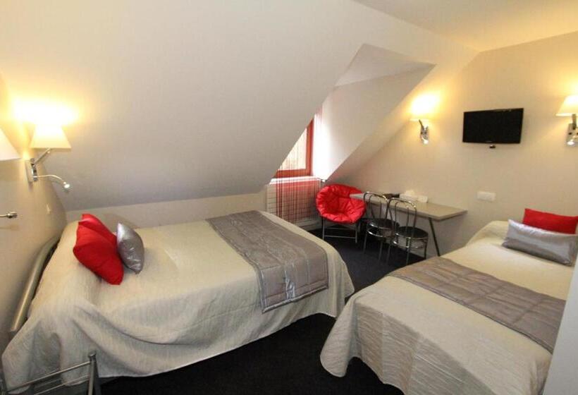 اتاق استاندارد سه نفره, Hôtel Restaurant Le Sire De Joux