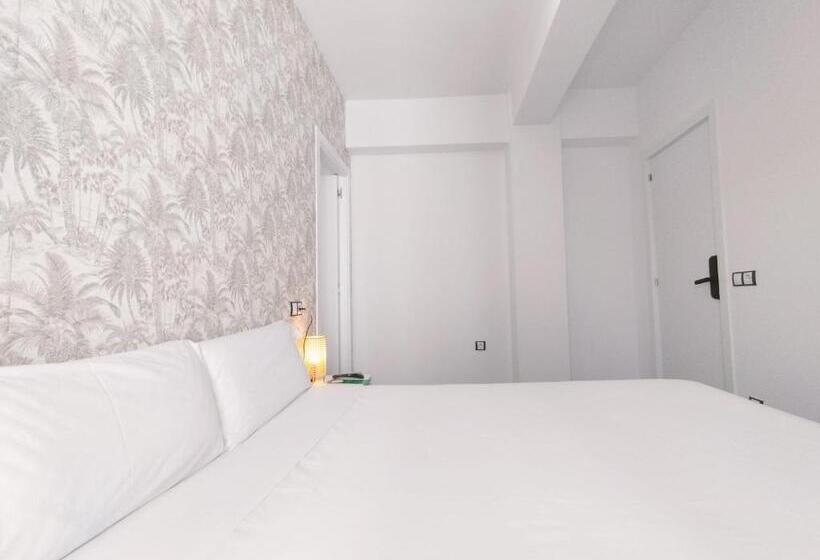 اتاق استاندارد با بالکن, Hostal Gonzala By Gaiarooms
