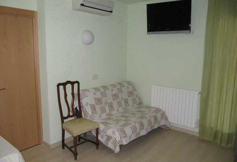 Номер Стандарт Трехместный, Hostal La Vila