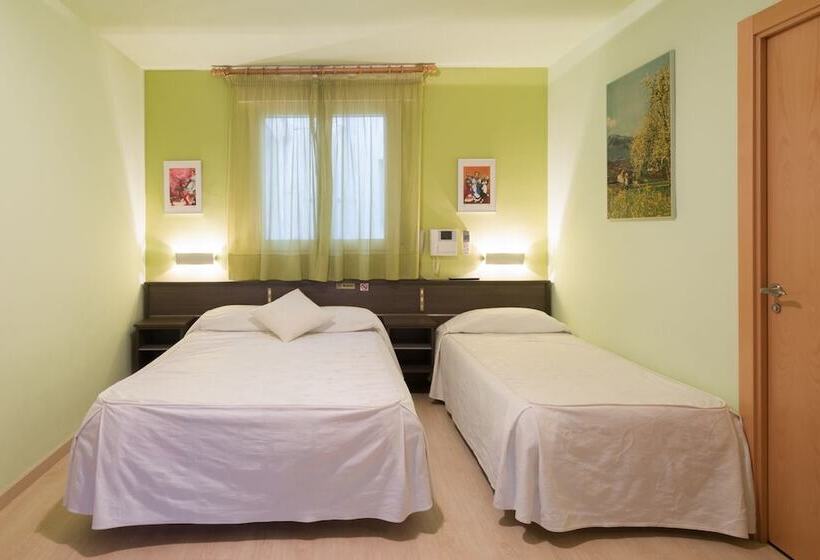 Номер Стандарт Трехместный, Hostal La Vila