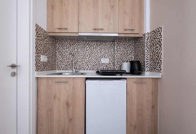استودیوی لوکس, Tristhenia