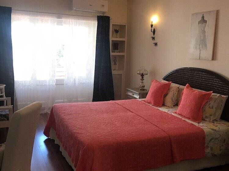 סוויטה דלוקס, Petunia Guest House