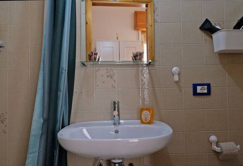 اتاق اکونومی, Guest House Via Crispi