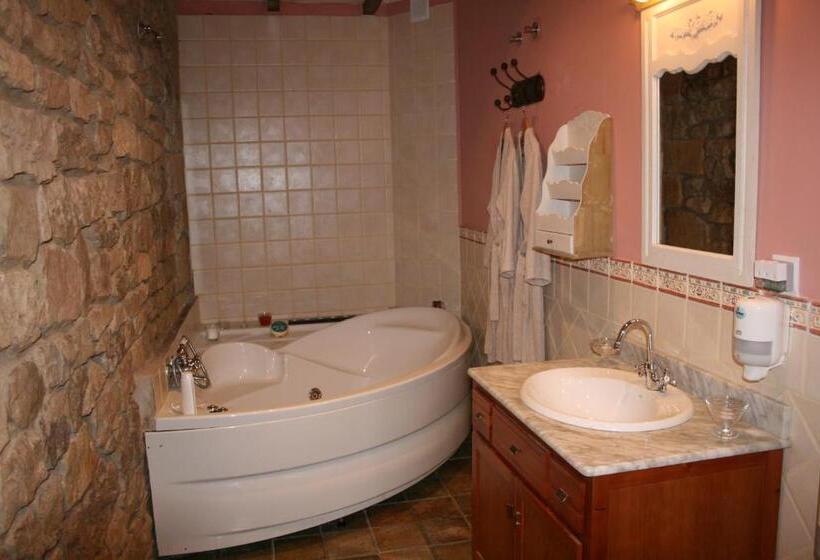 Quarto Estandar com Hidromassagem, Trisileja En Posada La Busta