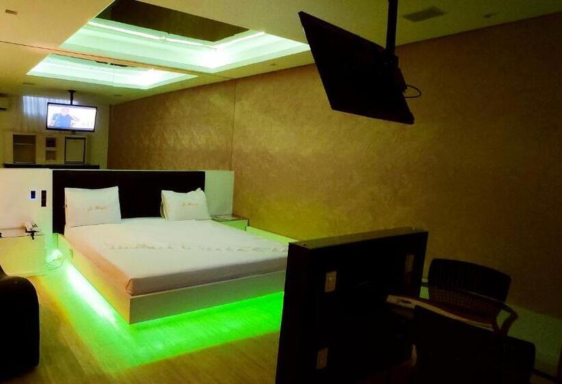 디럭스 룸, Motel Le Monde