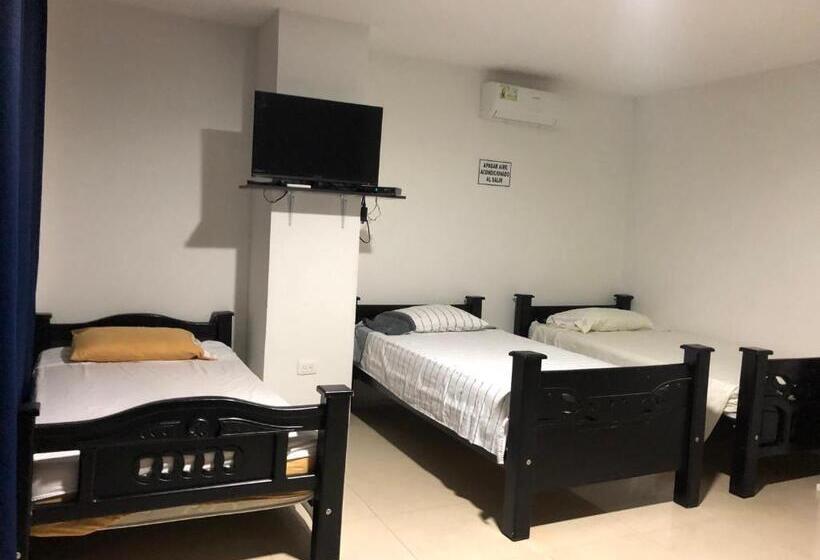 家庭间, Hostal Central Beach