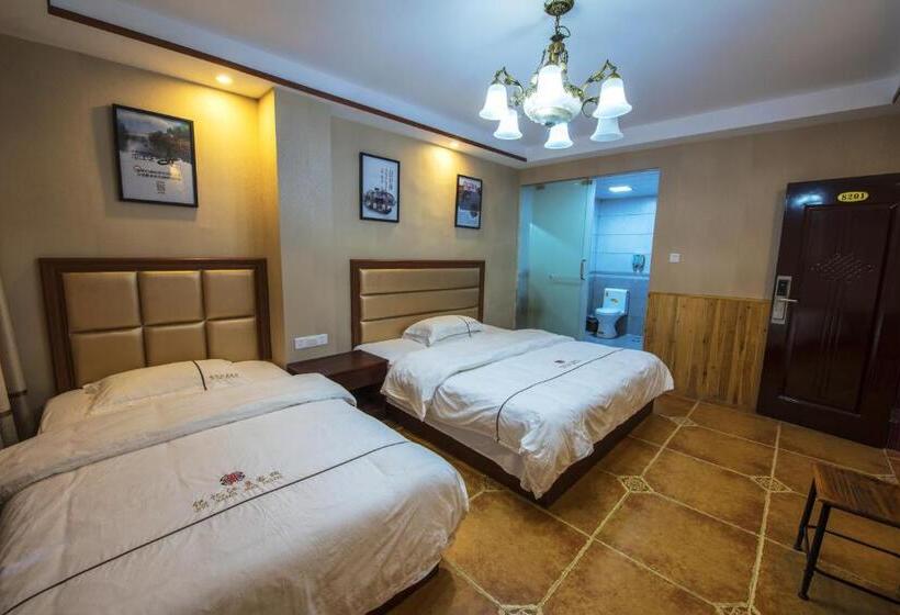 Трехместный Номер Стандарт с Балконом, Fenghuang Memory Linjiang Inn