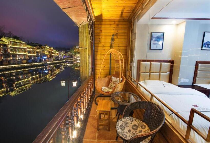 Трехместный Номер Стандарт с Балконом, Fenghuang Memory Linjiang Inn