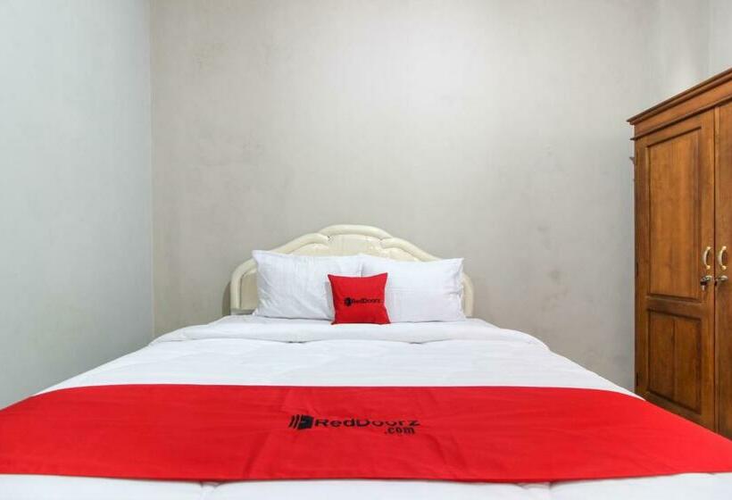 Номер Economy, Reddoorz Near Solo Balapan Station 2