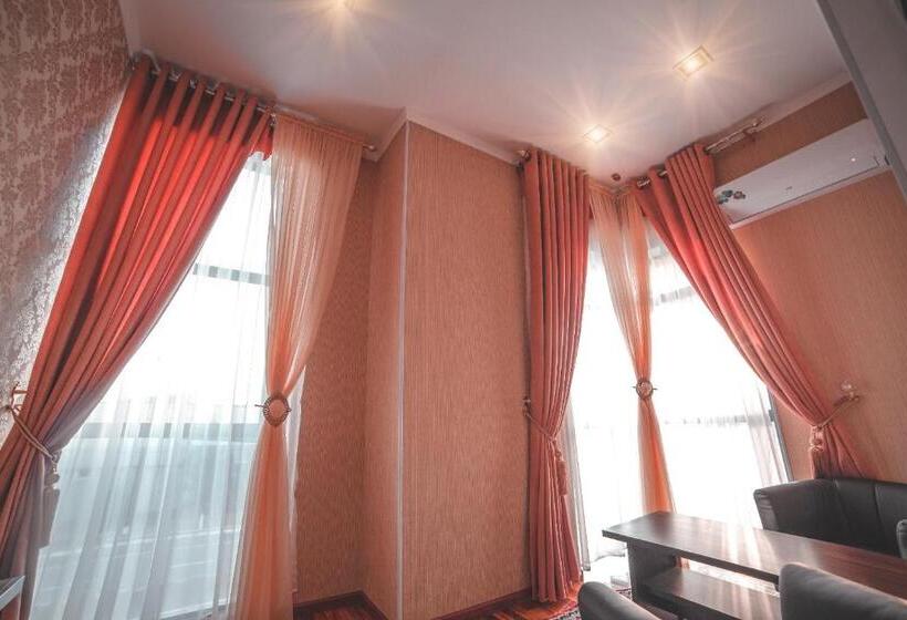발코니가 있는 스위트, Asmald Palace