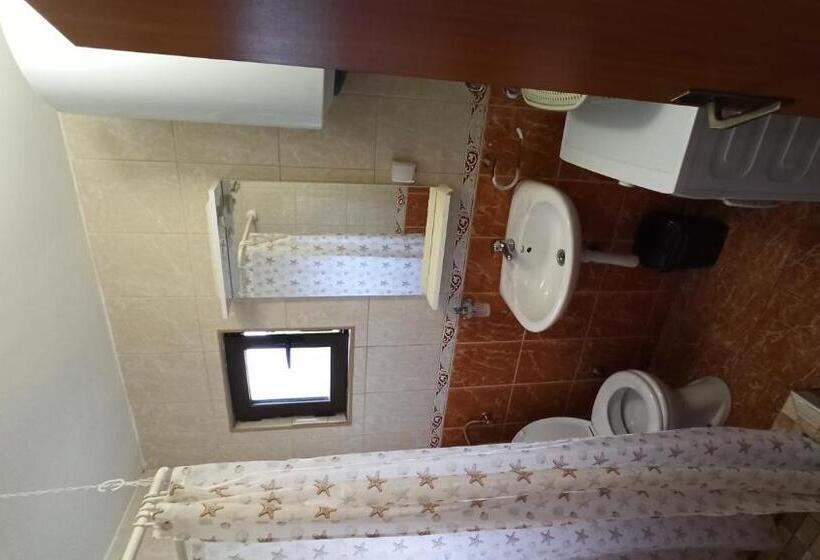 اتاق استاندارد چهارنفره با چشم‌انداز باغ, Village House   Novak Rijecani