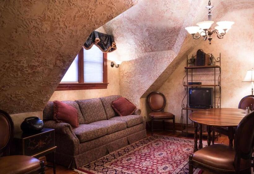 Люкс с Балконом, Landoll's Mohican Castle