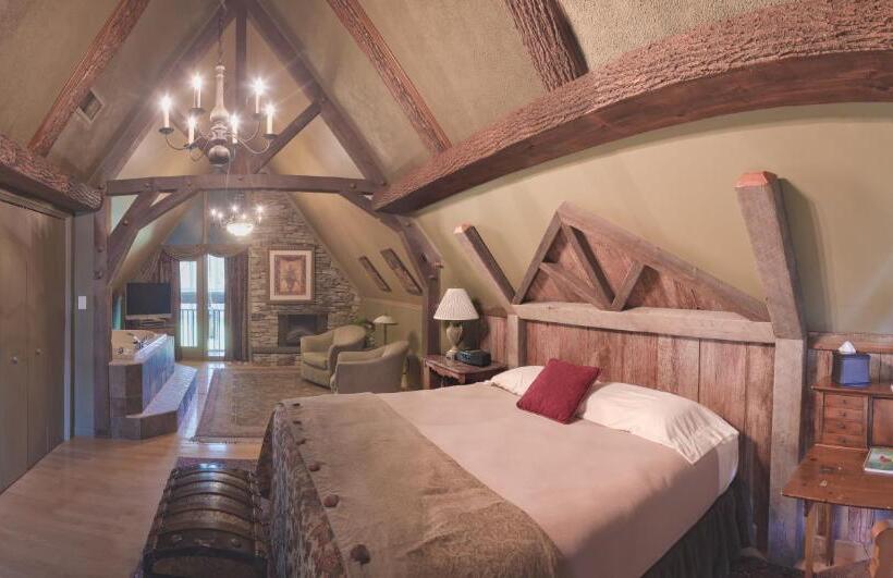 Люкс Superior, Twin Pine Manor