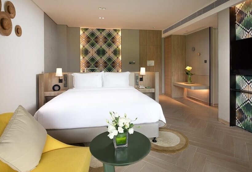 غرفة قياسية مزودة بشرفة مطلة على الحديقة, Holiday Inn Resort Qionghai Guantang, An Ihg