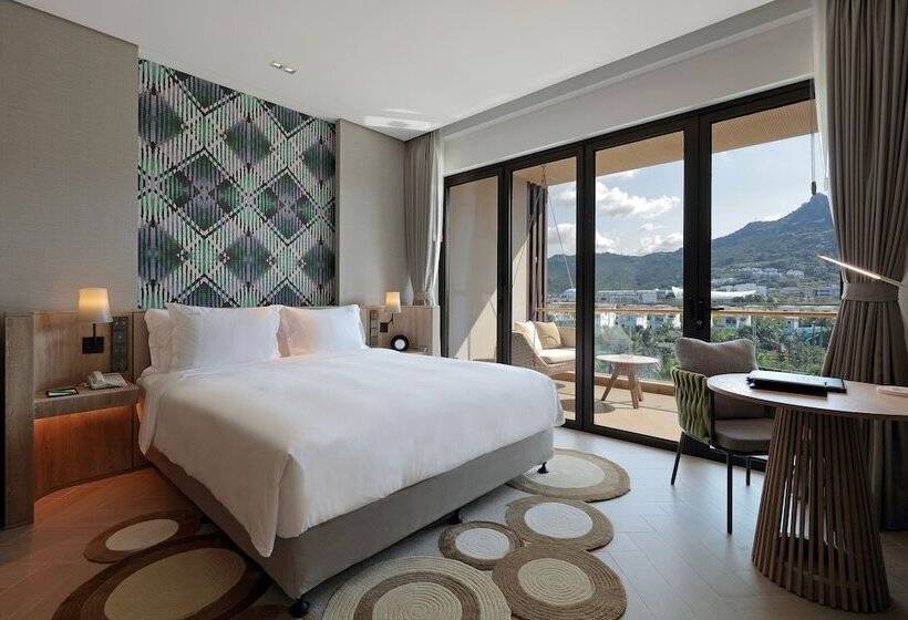 Premium room w/ mountain view, Holiday Inn Resort Qionghai Guantang, An Ihg