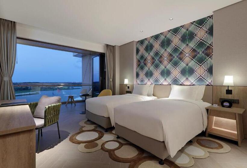 Номер Премиум Вид на Озеро, Holiday Inn Resort Qionghai Guantang, An Ihg