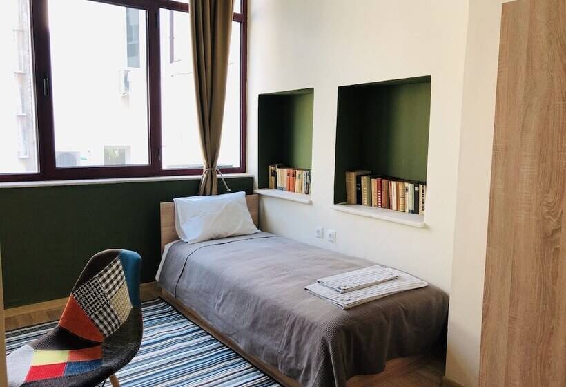 اتاق کلاسیک سه تخته, Skyler Guest House