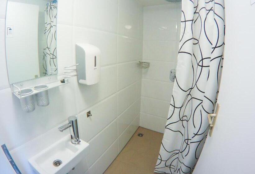 Economy Triple Room, Hostel & Monteurzimmer Bei Hansezimmer