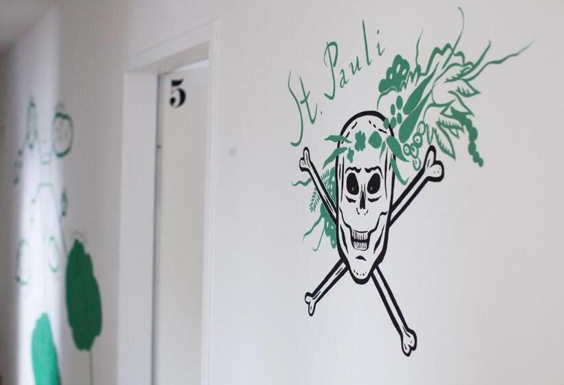 Economy Triple Room, Hostel & Monteurzimmer Bei Hansezimmer